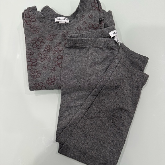 SPLENDID Little Girl's 2-Piece Floral Print Sweatshirt &
Leggings Set $58 - Picture 4 of 5